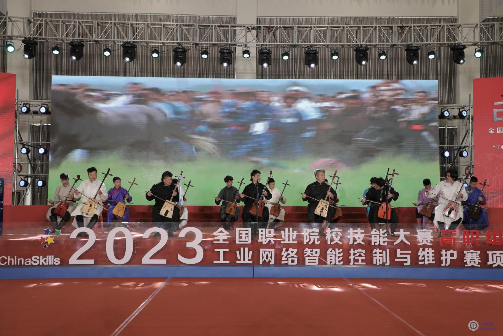 闭赛式马头琴表演.png 闭赛式马头琴表演.png