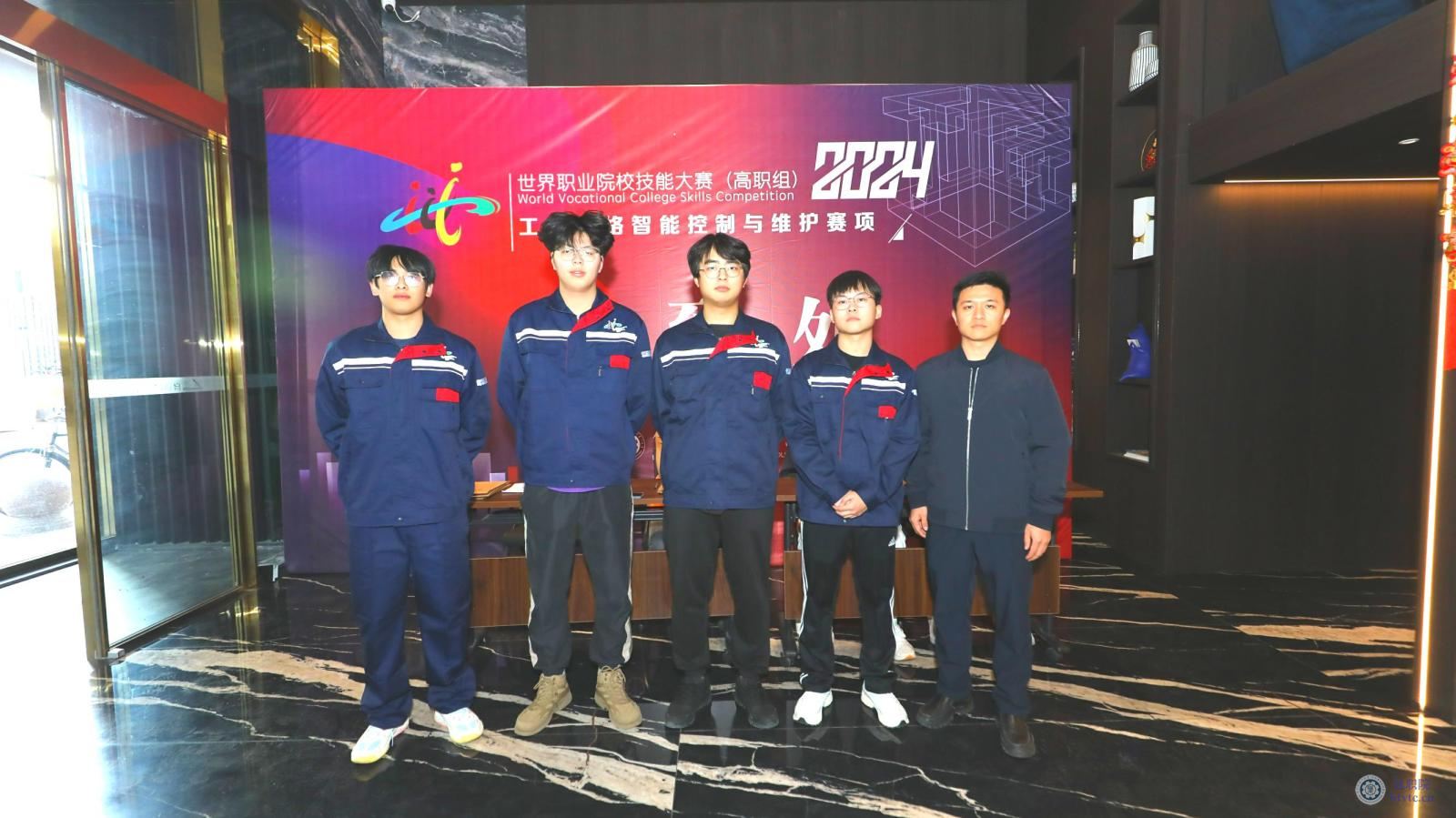团队合照.jpg 团队合照.jpg