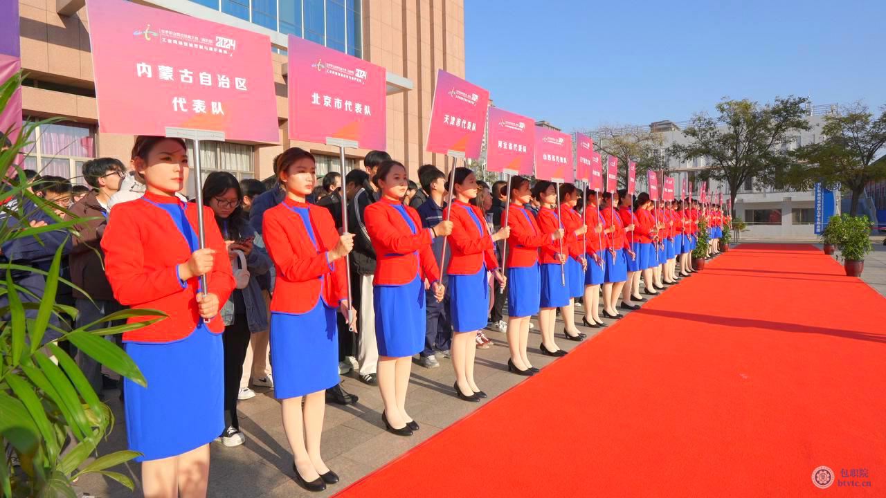志愿者举牌.jpg 志愿者举牌.jpg